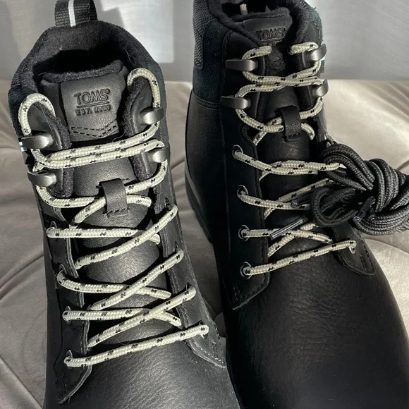 TOMS Boots - Picture 3 of 11